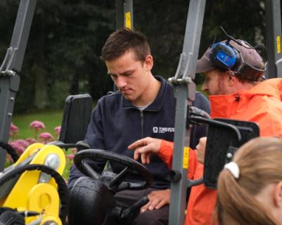 Elev inne i hjullaster.