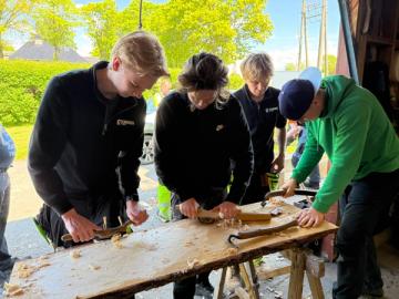 Fire elever tester ut verktøy. 