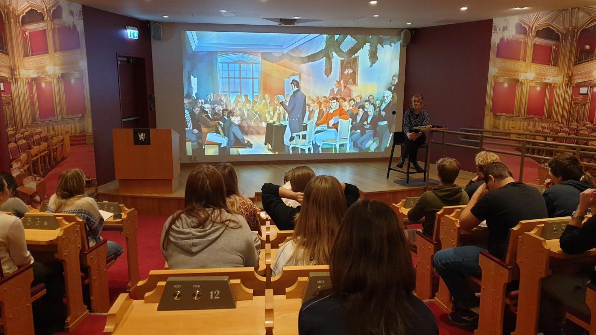 Elever på Stortinget, med kunst bak - fra Eidsvoll