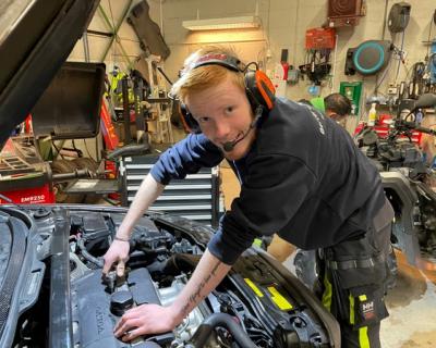 Elev som skrur i bilen sin