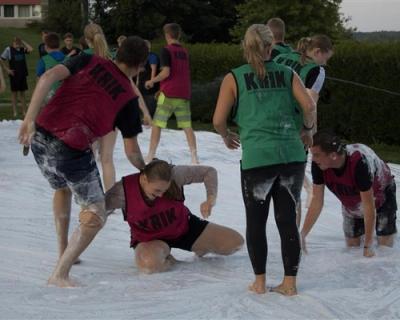 Elever spiller såpefotball