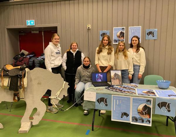 Seks jenter på stand for Breakaway UB