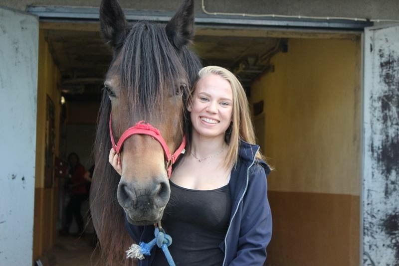 Elev og hest forfra. 