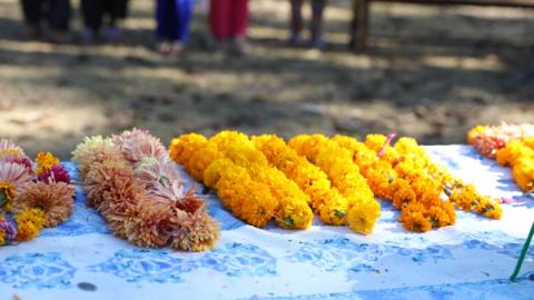 Velkomstkranser på rad og rekke