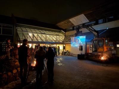 Utekino i mørket. Mange elever er samlet.