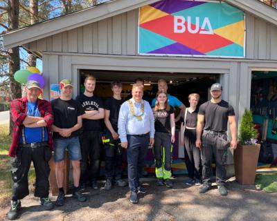 Tømrerklassen med ordfører foran BUA