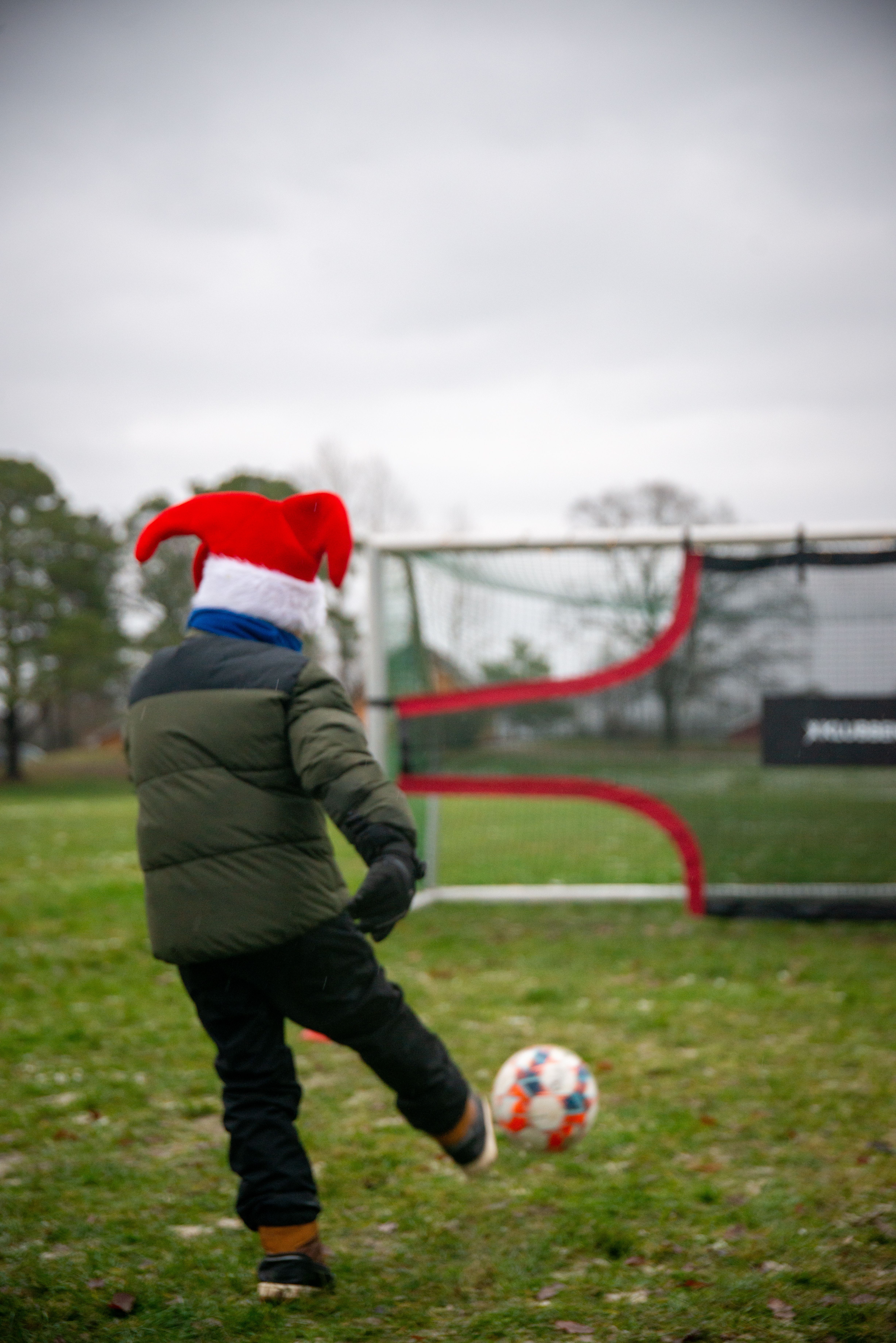 Liten gutt skyter mot mål