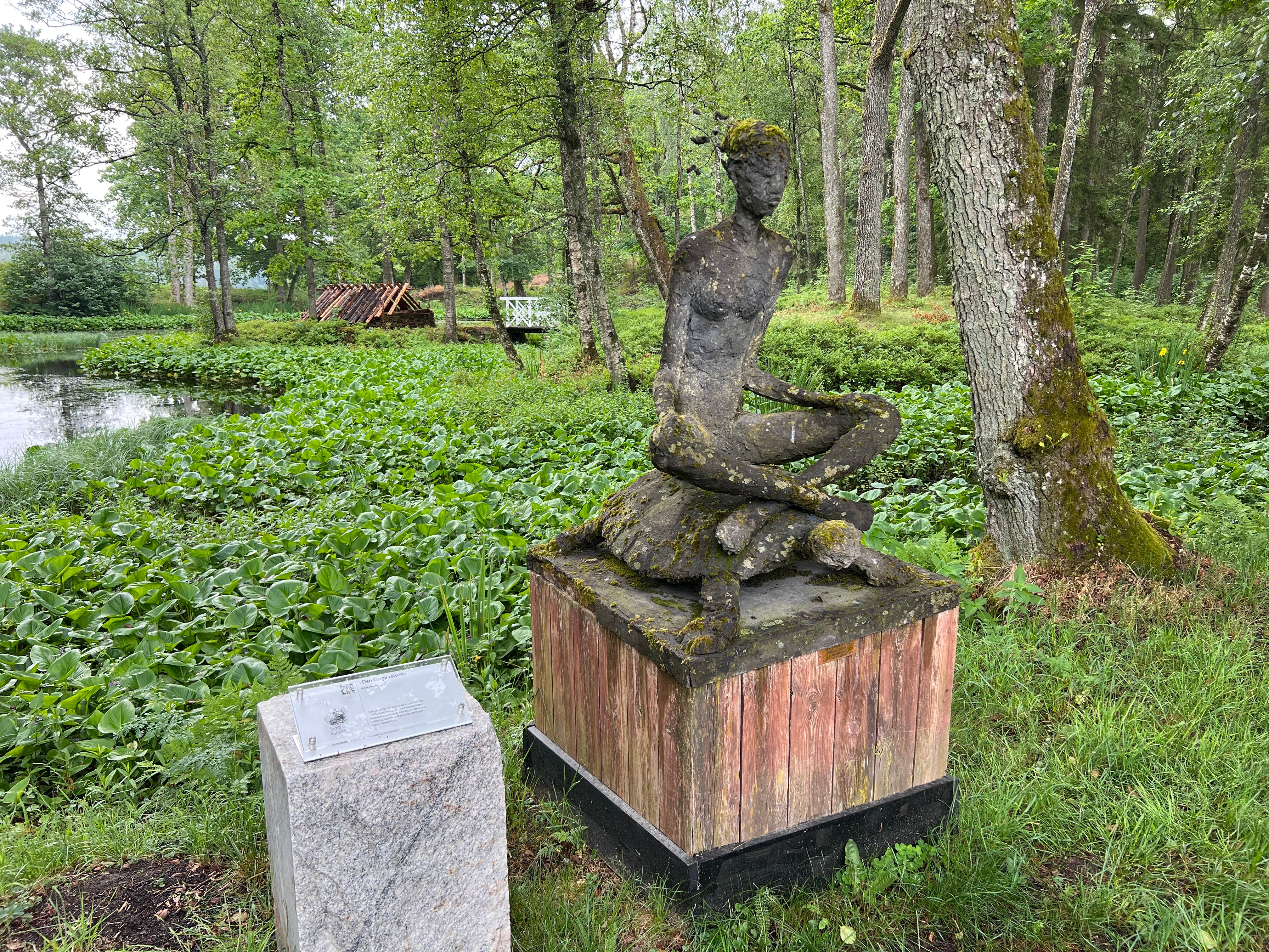 Skulptur av en en kvinne som sitter på en skilpadde - utplassert i Tomb-parken.