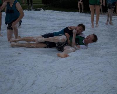 To fotballspillere ligger nede på den såpeglatte matta.