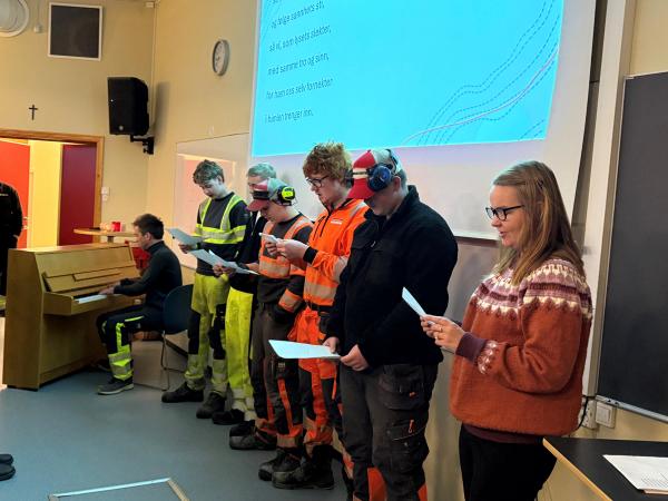 Elever og lære er forsangere i klasserommet.