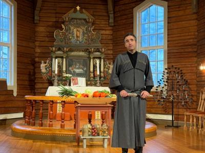 Mann som synger framme ved alteret.