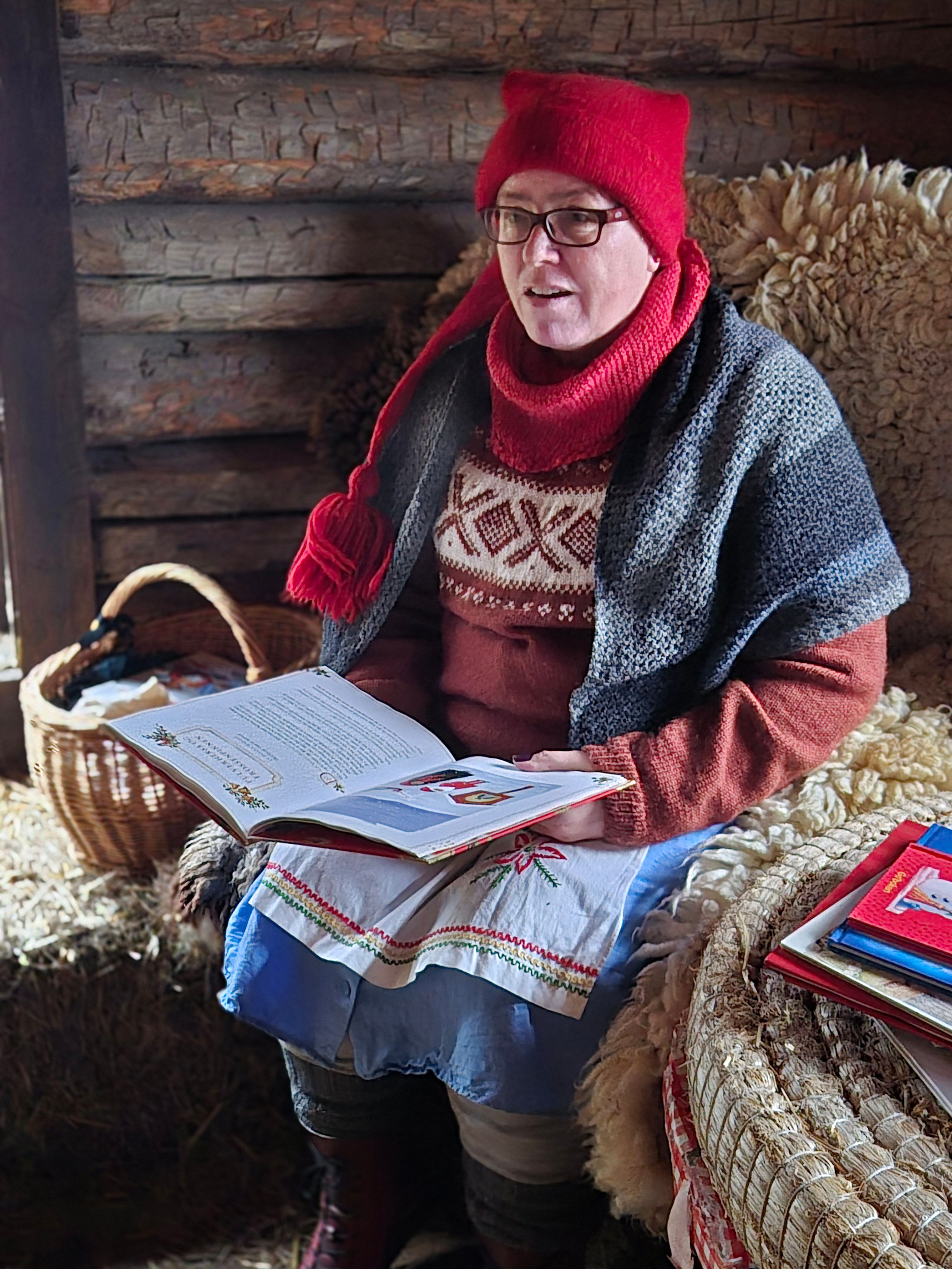 "Nissemor" sitter og leser fortellinger. 