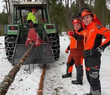 Traktor og elever.