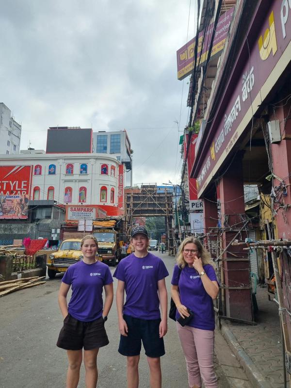 To elever og en lærer på tur til India i november