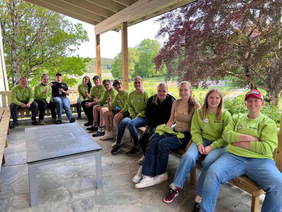 Faddere i lime-grønne gensere. 