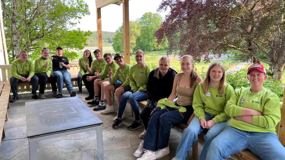 Faddere i lime-grønne gensere.