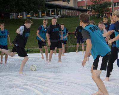 Elever spiller såpefotball