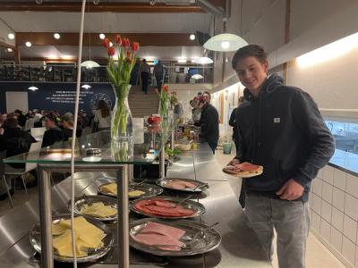 En elev ved buffeten i matsalen
