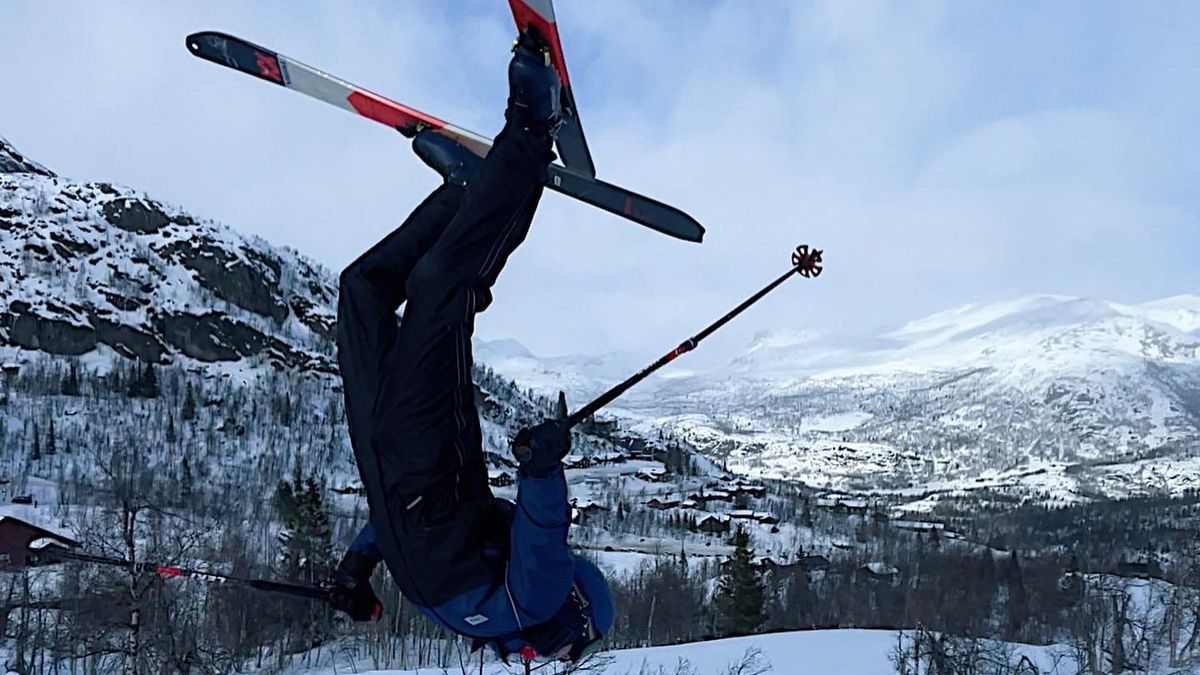 En som tar salto på ski