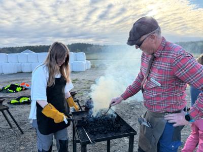 Elev får hjelp av instruktør.