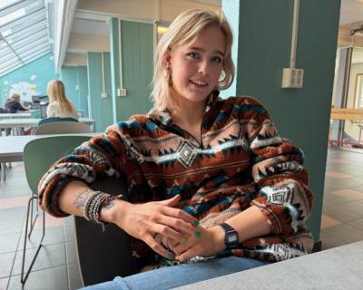 Elev sitter ved et bord i en skolekantine.