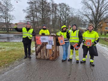 Billettsalg, flere elever står ved siden av hverandre