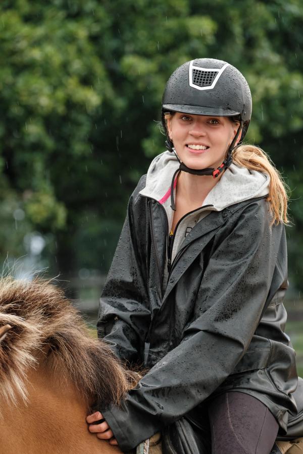 jente på hesteryggen