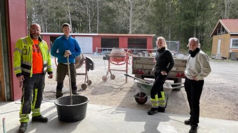 Elever som jobber med sement.