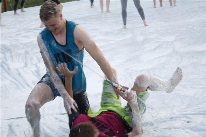 En elev spyler en annen elev med vannslange