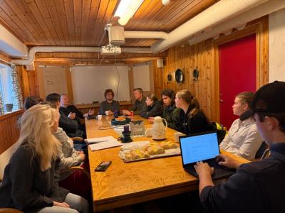 Sundby, rektor og elevrådet i samtale rundt et langt bord. 