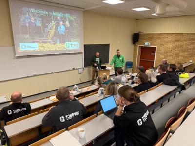 Bilde fra auditoriet, bakfra