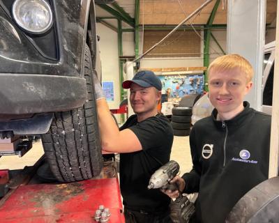 To elever som smiler