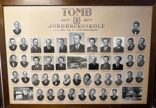 Gammelt skolebilde av et elevkull.