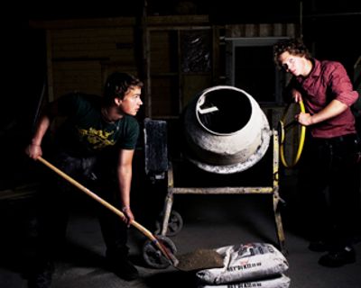 To elever som lager sement i en sementblander.