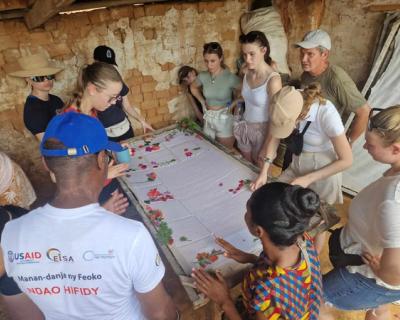 Elever som får prøve seg på å lage ark med blomster.