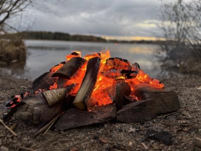 Bål i skumringen - ved vannet.