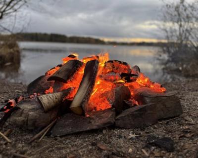 Bål i skumringen - ved vannet.