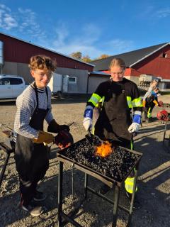 To elever holder på. 