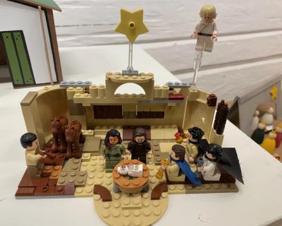 Julekrybbe laget av legoklosser.