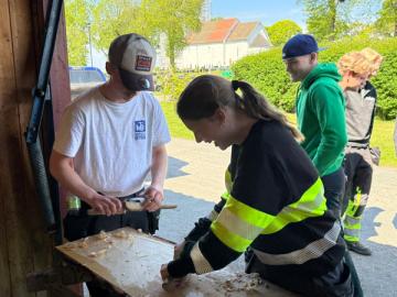 Elever prøver ut utstyr