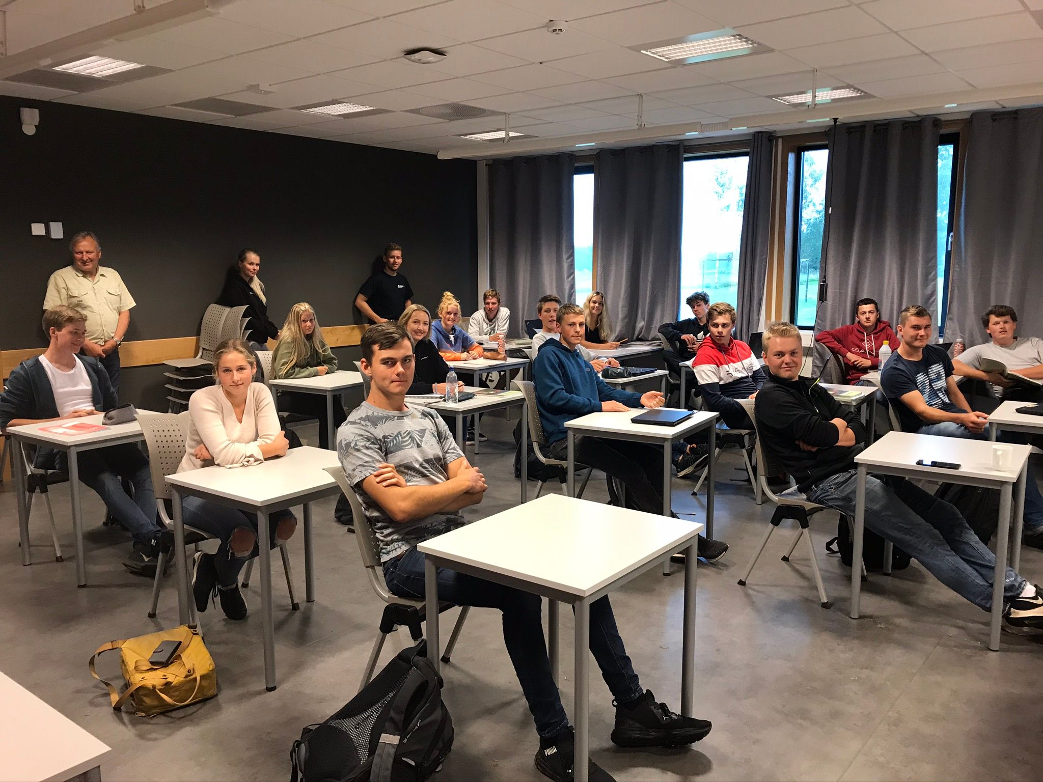 Elever i klasserom.