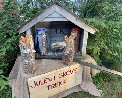 Julekrybbe laget av vedkubber