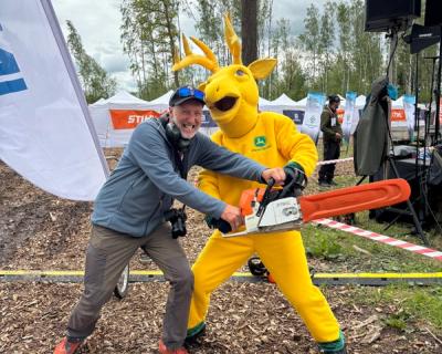 Lars Olav med gul elg-maskot og motorsag
