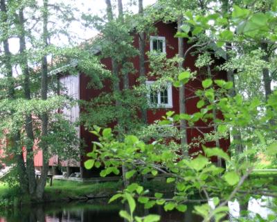 Rødt, gammelt kornmagasin.