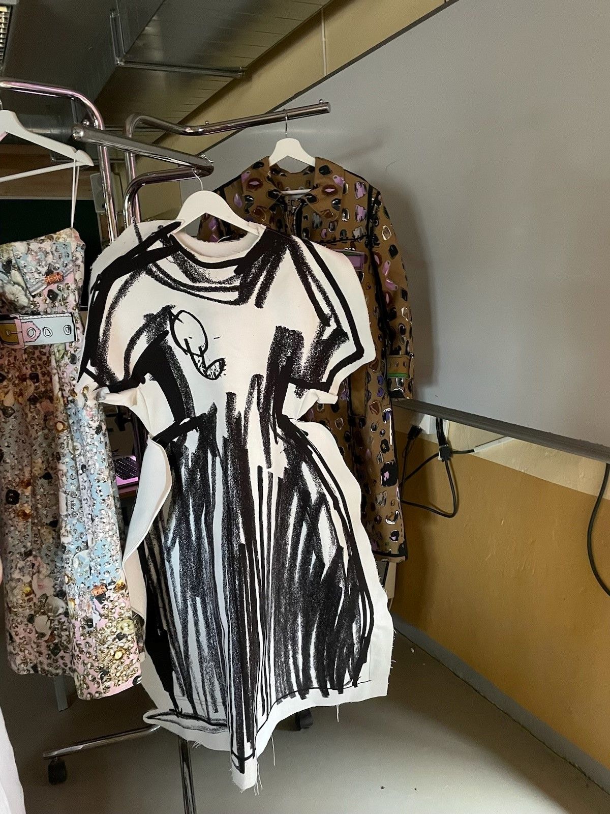 Kjole i hvitt og sort