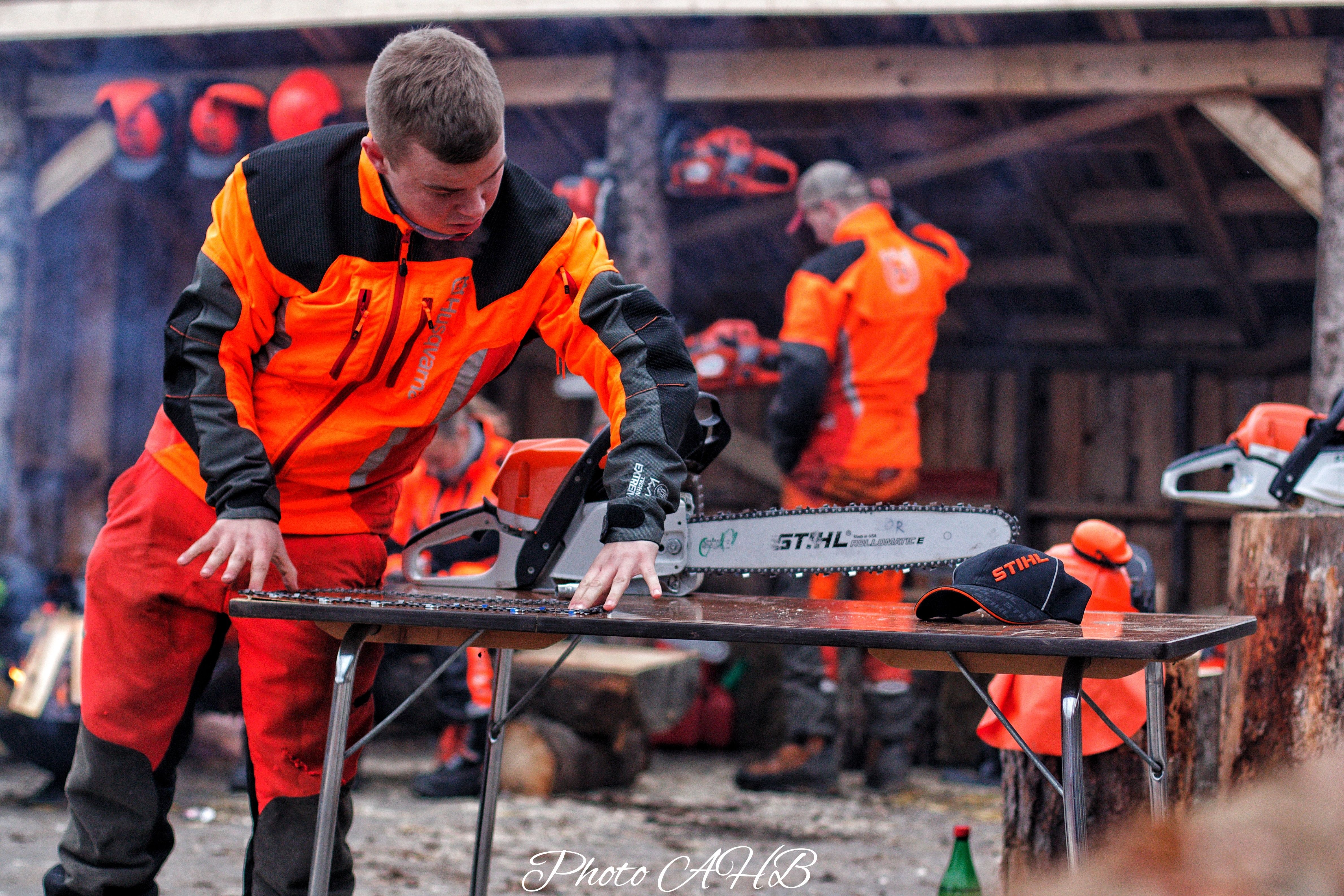 Gutt som holder på med motorsagkjedet sitt.