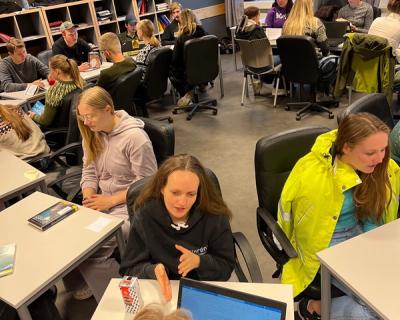 Elever i samtale med hverandre.