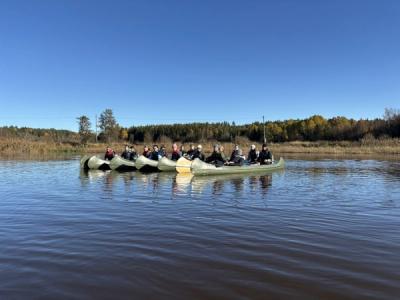 Elever sitter i kanoer.