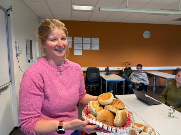 Marte med et fat boller