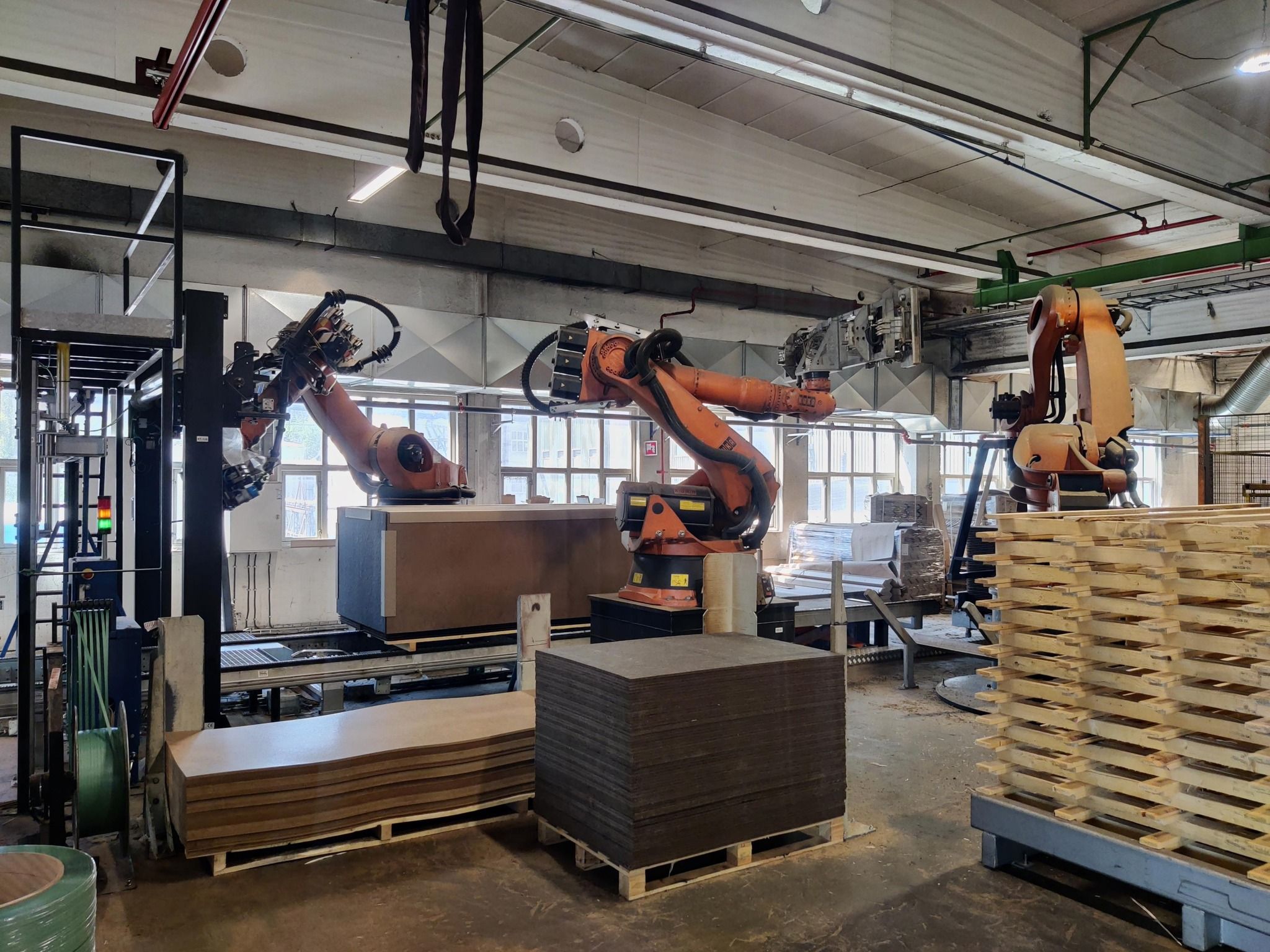Produksjon av trefiberprodukter. Arbeidet utføres av roboter.